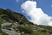 44 Risalgo in traverso  a vista le pendici del versante est del Pizzo Scala 